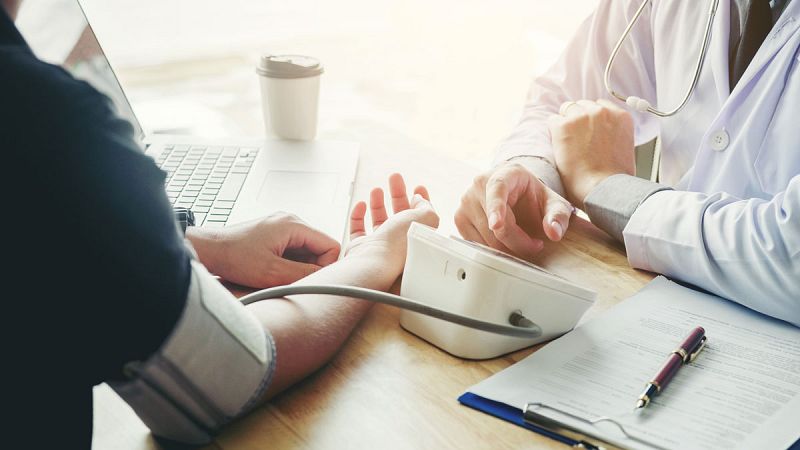 Asocian la tensión alta a los 50 años con un mayor riesgo de demencia