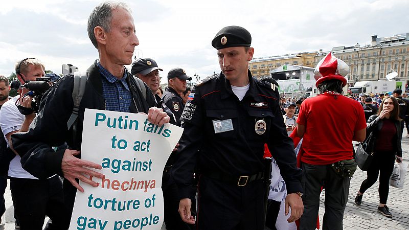 Detenido en Moscú un veterano activista LGTBIQ que protestaba al inicio del Mundial