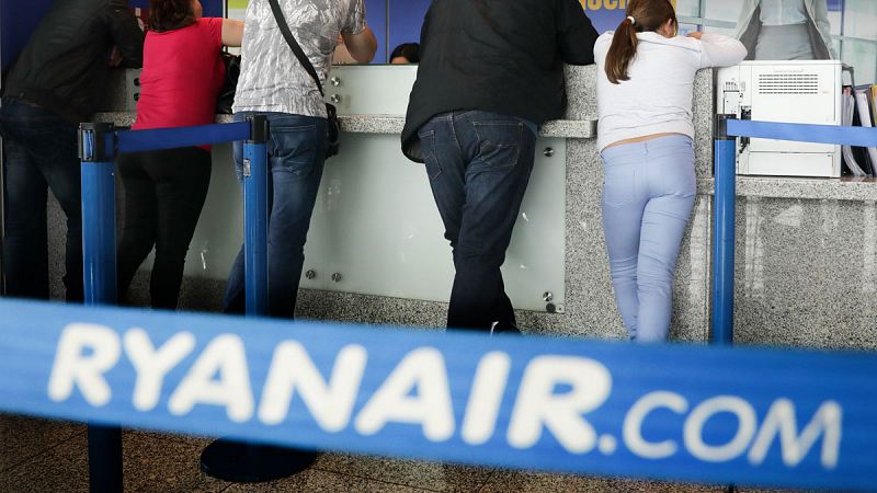 El Parlamento Europeo admite una denuncia contra Ryanair por separar asientos a familias