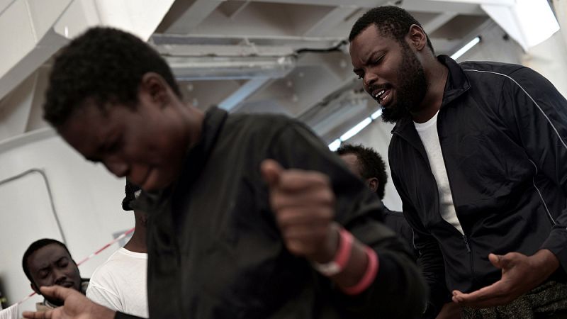 El Aquarius prepara a los migrantes a unas horas del desembarco en Valencia