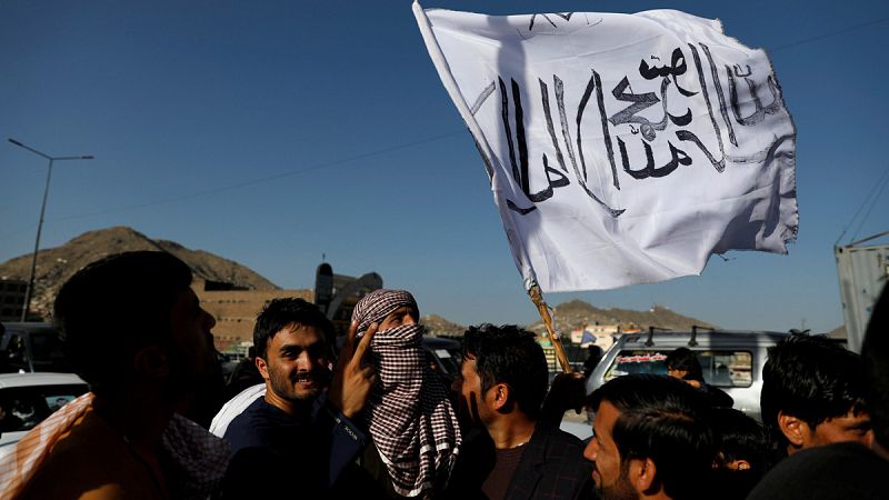 Un atentado del Estado Islámico deja una veintena de muertos en Afganistán en pleno alto el fuego entre talibanes y Gobierno