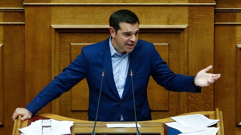 El Gobierno de Tsipras supera la moción de censura por el compromiso con Macedonia