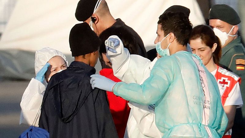 Las ONG: "Seguiremos en aguas internacionales, si podemos rescatar a uno o dos, lo haremos"