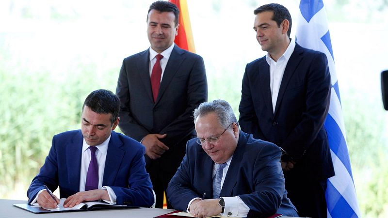 Atenas y Skopje firman el acuerdo por el cual la exrepública yugoslava pasa a llamarse Macedonia del Norte