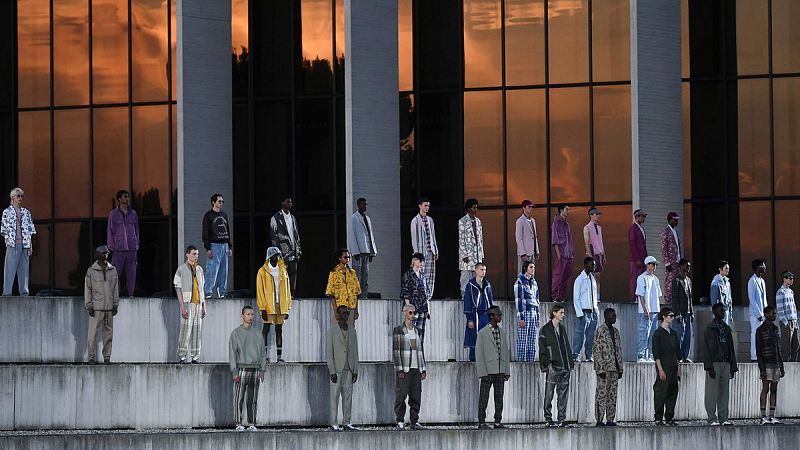 Un modelo lleva una creación para la colección de hombres Louis Vuitton  Otoño-Invierno 2012-2013 como parte de la Paris Fashion Week, Francia, 19  de enero de 2012. Foto de Nicolas Briquet/ABACAPRESS.COM Fotografía