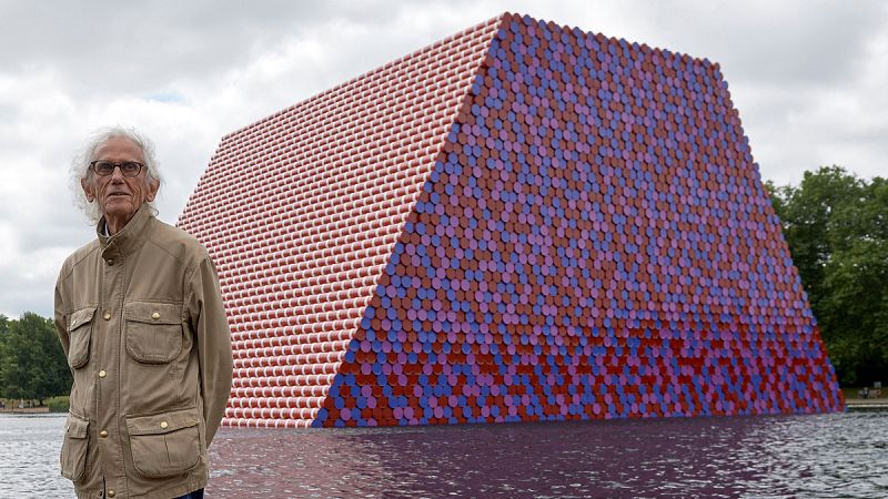 Christo crea una mastaba con 7.506 coloridos barriles en el lago de Hyde Park