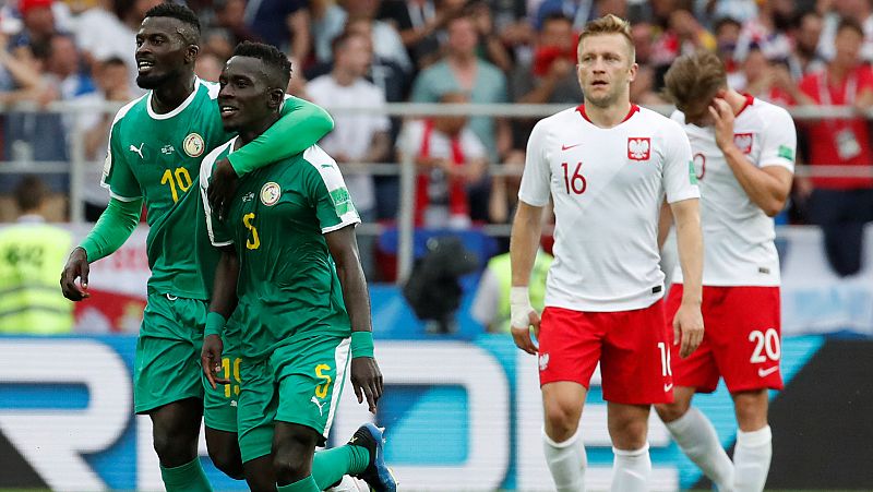 Senegal se sube a la ola de las sorpresas y tumba a Polonia