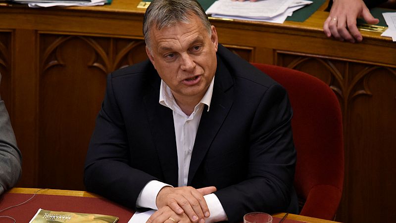 Hungría aprueba la nueva ley que castiga con cárcel ayudar a migrantes en situación irregular, incluidos refugiados