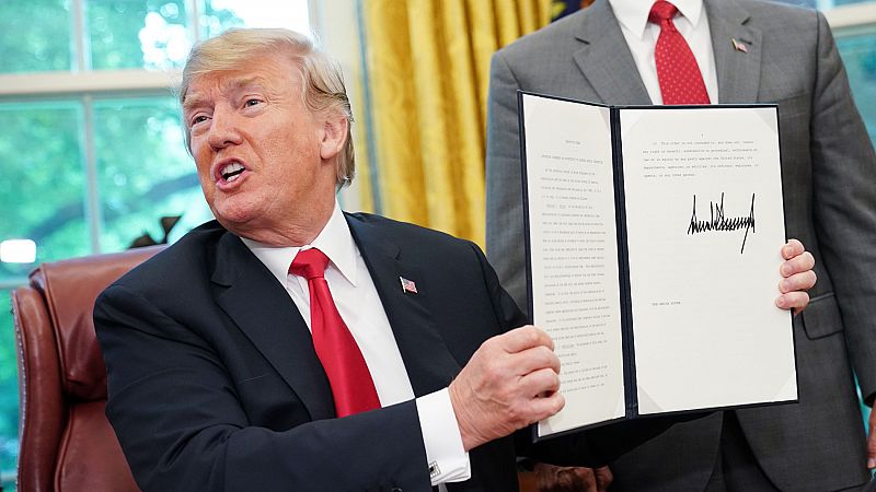 Trump firma una orden para acabar con la separación de familias detenidas en la frontera