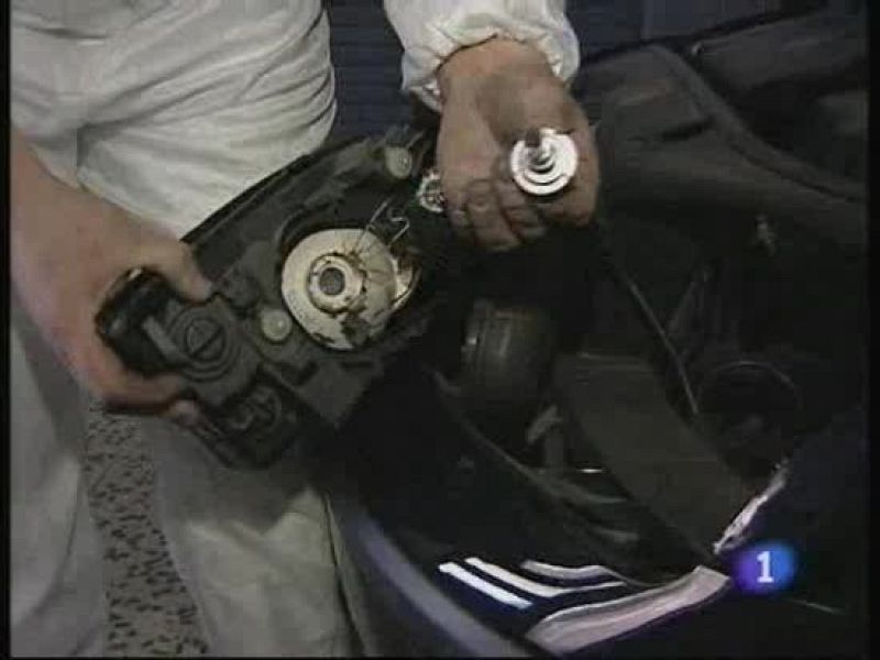 La DGT reconoce que la norma de llevar luces de repuesto está obsoleta e inicia su modificación