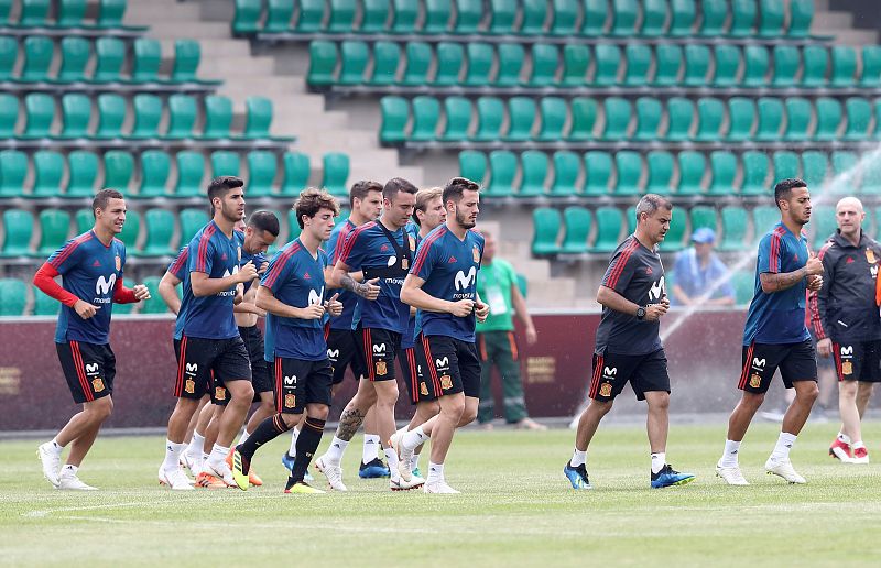 Buen ambiente bajo un sol intenso en la sesión de recuperación tras ganar a Irán