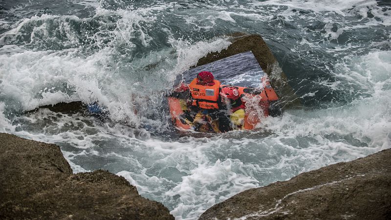 'Mediterráneo, una gran fosa común': fotografías en el rompeolas que golpean conciencias