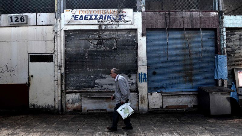 Después de ocho años de sucesivos rescates, la mejora económica de Grecia no se siente en la calle