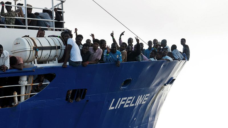 El barco de la ONG Lifeline denuncia que Italia incumple el derecho internacional al no dejarles desembarcar