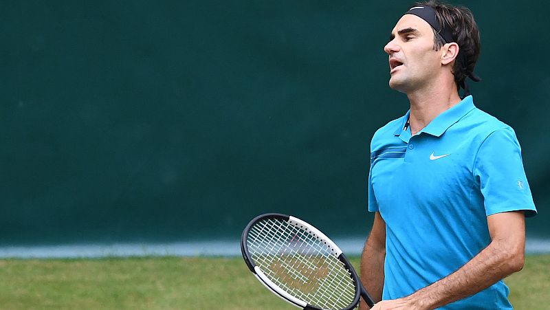 Federer cae ante Coric en la final de Halle y Nadal recupera el nº1 del mundo