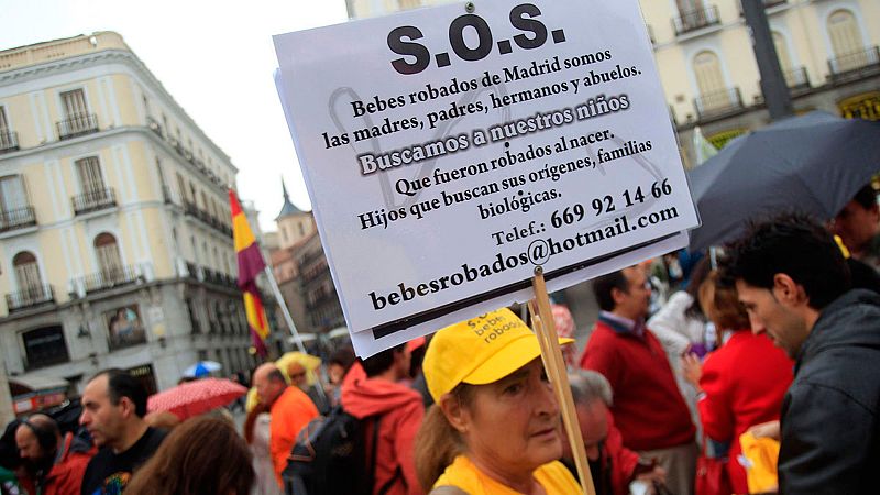 Primer juicio de bebés robados en España: la larga lucha de las familias lleva al banquillo al doctor Vela