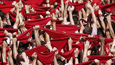 Turismo regala un pauelo rojo a los visitantes de los Sanfermines para invitarles a ser parte de la fiesta