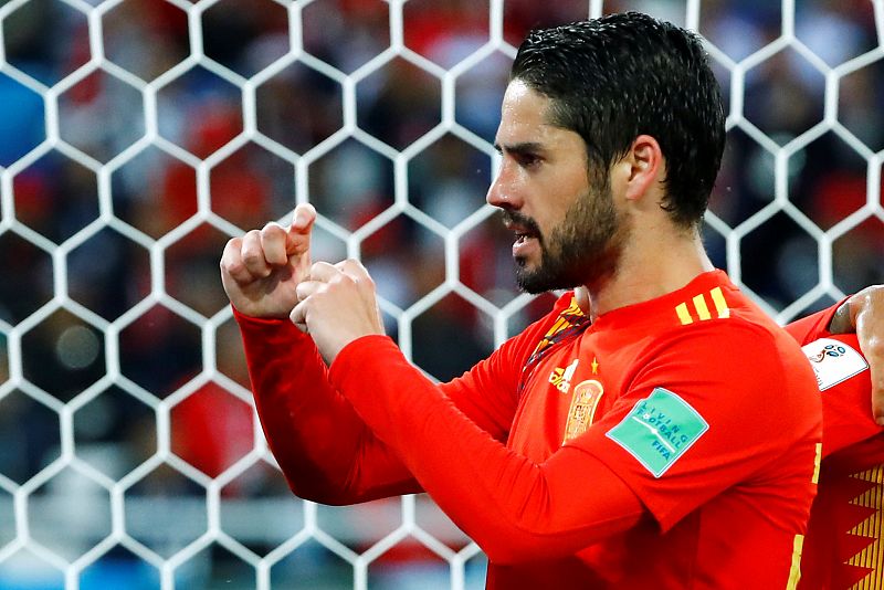 Isco tira del carro de la Roja