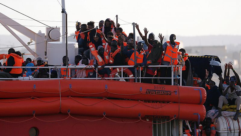El Lifeline atraca en Malta tras seis días de espera en el mar