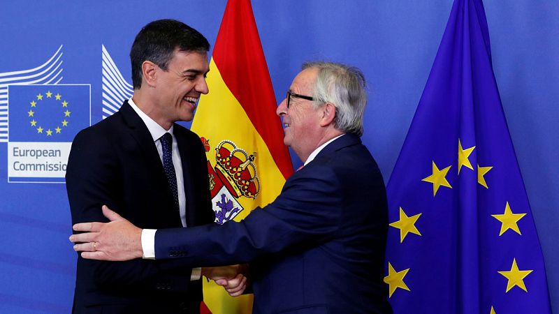 Juncker recibe a Sánchez en Bruselas para su primer Consejo Europeo: "Este es el nuevo chico"