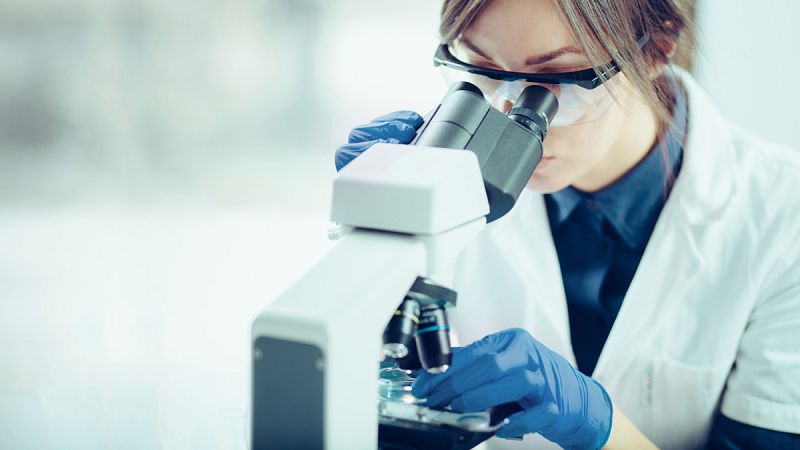 El 'techo de cristal' de las científicas del CSIC continúa bajando