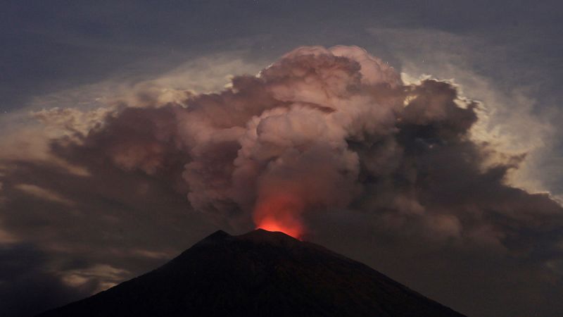 Indonesia cierra tres aeropuertos en las islas de Java y Bali por la erupción del volcán Agung