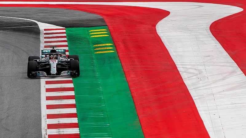 Mercedes no concede opción alguna a sus rivales en los libres en Austria
