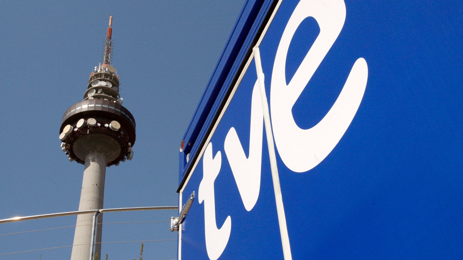 El PP critica que el Gobierno entregue RTVE a Podemos mientras el PSOE busca el consenso para elegir presidente