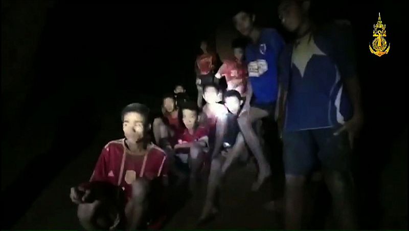 Encuentran con vida a los 12 niños y un adulto atrapados durante nueve días en una cueva de Tailandia