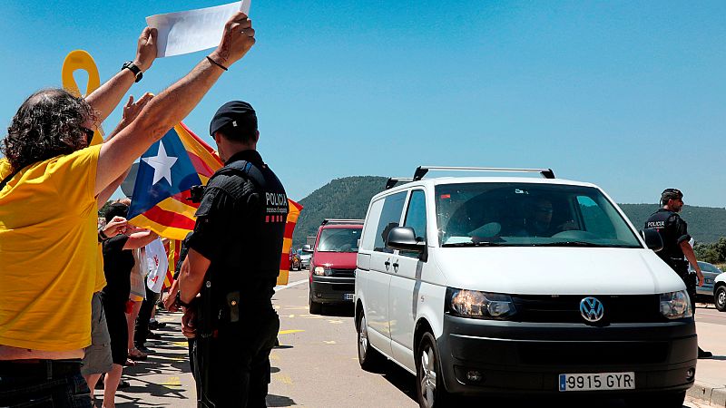 Los presos independentistas ingresan en las cárceles catalanas, arropados por el Govern