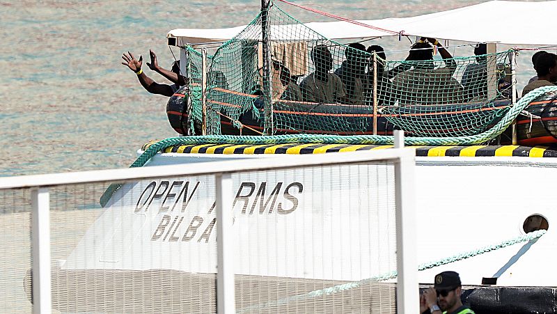 Los 60 migrantes del Open Arms desembarcan en Barcelona agotados, pero sin ningún caso preocupante de salud