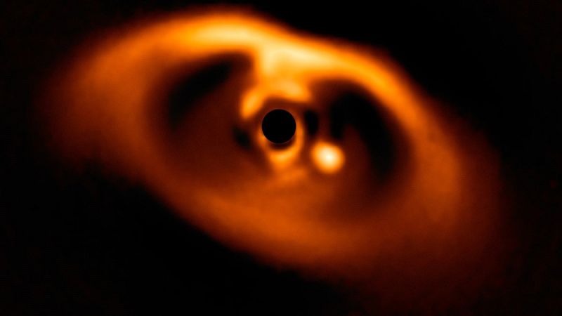 Captan la primera imagen de un planeta recién nacido