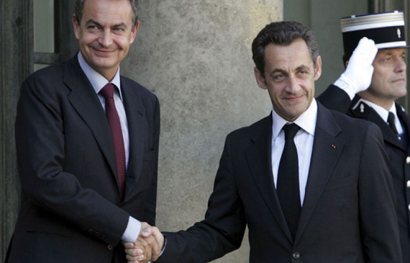 Zapatero propone una reunión urgente de dirigentes de la Eurozona sobre la crisis