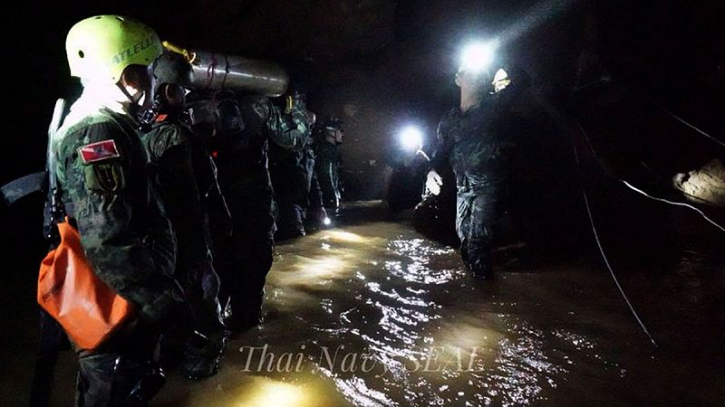 Fallece un buzo en las tareas de rescate de los niños atrapados en una cueva de Tailandia