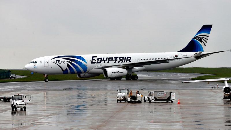 Francia apunta a un incendio como la principal hipótesis del accidente del avión de Egyptair en 2016