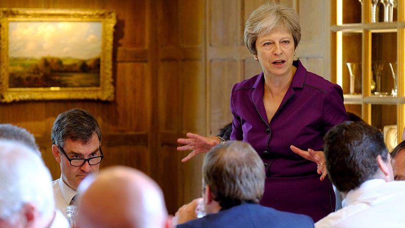 May logra que sus ministros apoyen su plan de "brexit" tras una tensa negociación