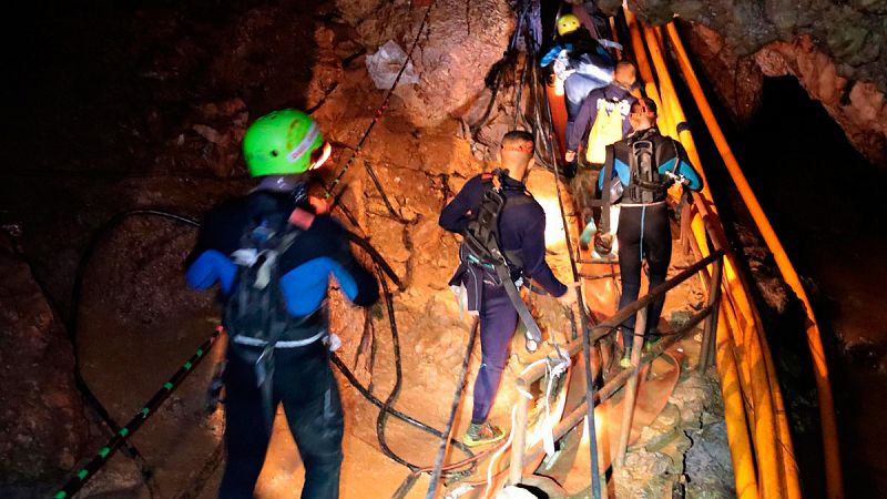 "Estamos bien", dicen por carta a sus familias los niños tailandeses y el monitor atrapados en una cueva