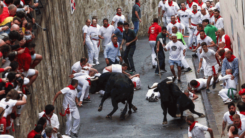Primer encierro de San Fermín 2018 rápido, con un herido por asta de toro y dos morlacos descolgados