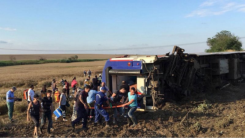 Al menos 24 muertos y más de cien heridos al descarrilar un tren en Turquía