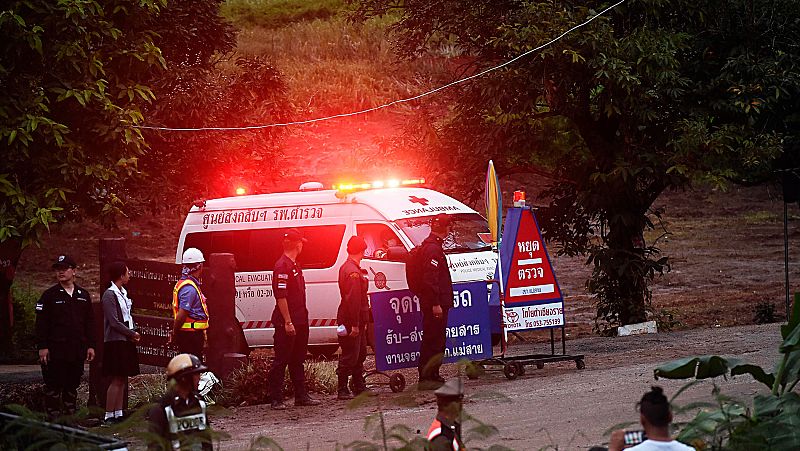 Tailandia rescata a otros cuatro niños de la cueva inundada y espera sacar a los cinco atrapados restantes en tres días
