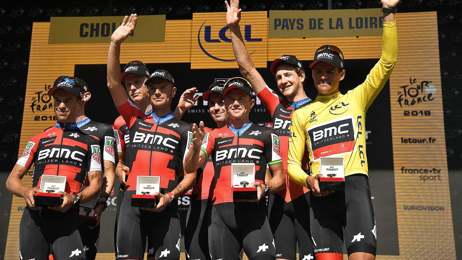 El BMC se ha adjudicado la contrarreloj por equipos del Tour de Francia 2018 y ha conseguido que su corredor Greg Van Avermaet se vista de líder.