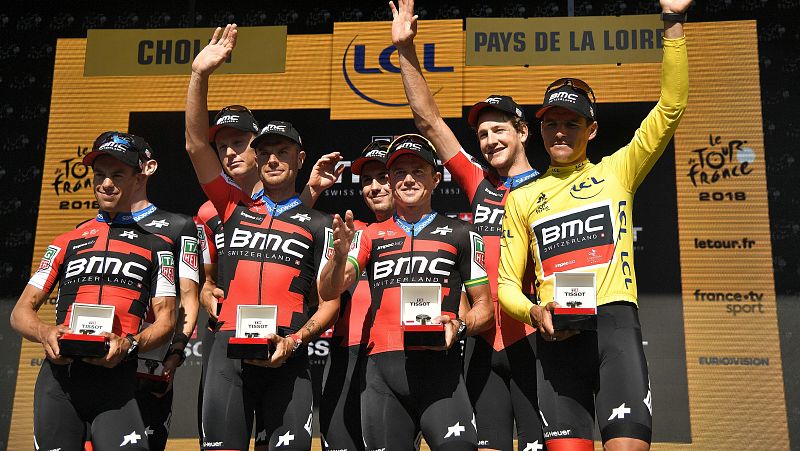 BMC gana la contrarreloj por equipos y Froome recupera tiempo