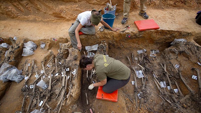 El Gobierno creará una "comisión de la verdad" e impulsará las exhumaciones de desaparecidos del franquismo