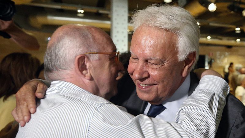 Felipe González abre al público su archivo personal con miles de documentos