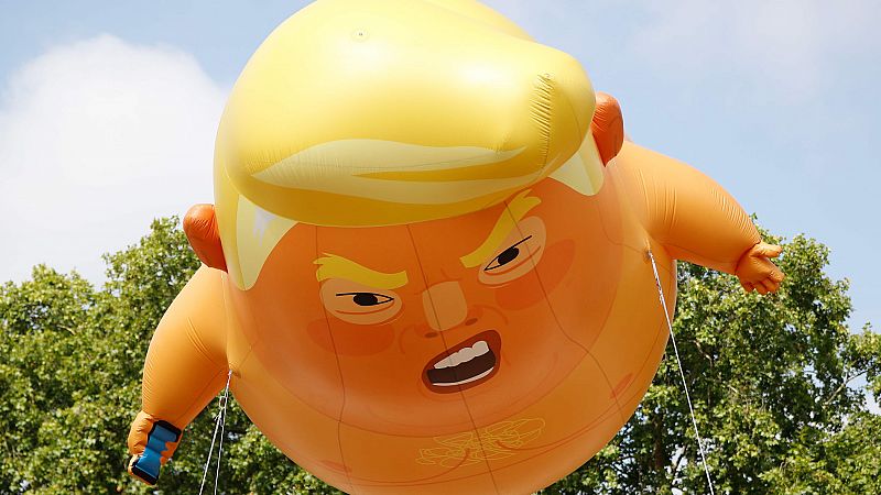 Un globo de un bebé con la cara de Trump abre las protestas contra su visita a Reino Unido