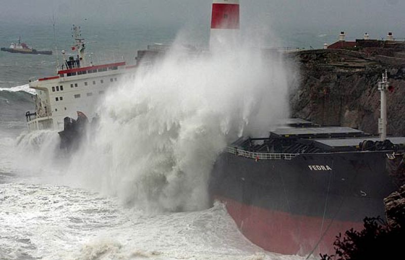 El vertido de combustible del buque  encallado por el temporal afecta a 400 metros de litoral en Algeciras