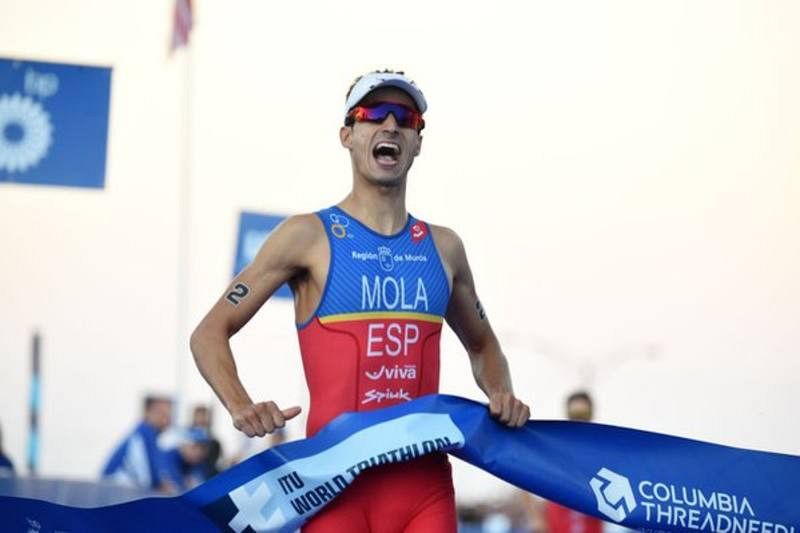 Mario Mola refuerza su liderato en el Mundial de triatlón al ganar en Hamburgo