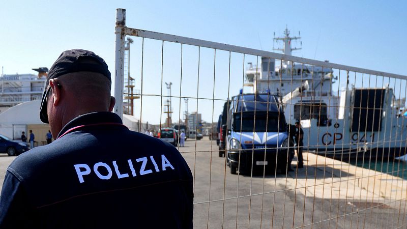 Italia pide a Malta que se haga cargo de una embarcación con 450 migrantes