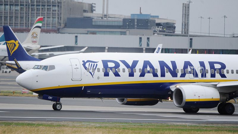 Un aterrizaje de emergencia de un avión de Ryanair por pérdida de presión deja 33 heridos