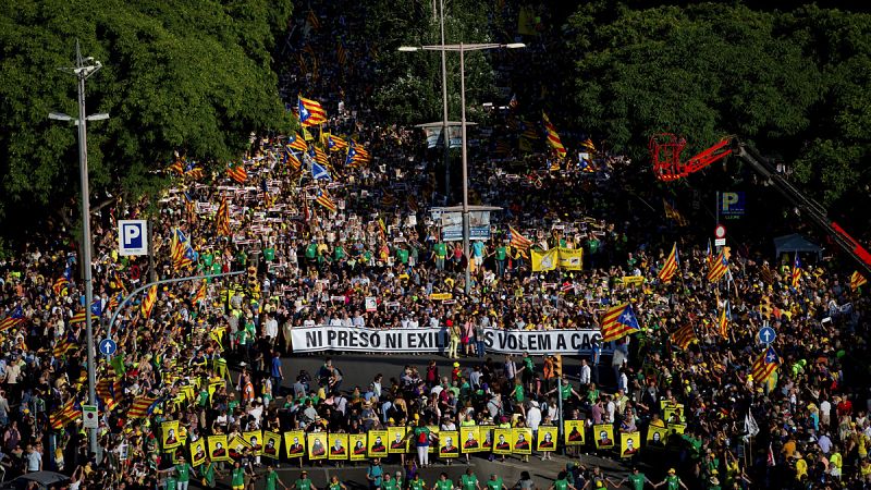 Miles de personas claman en Barcelona por la libertad de los políticos soberanistas en prisión